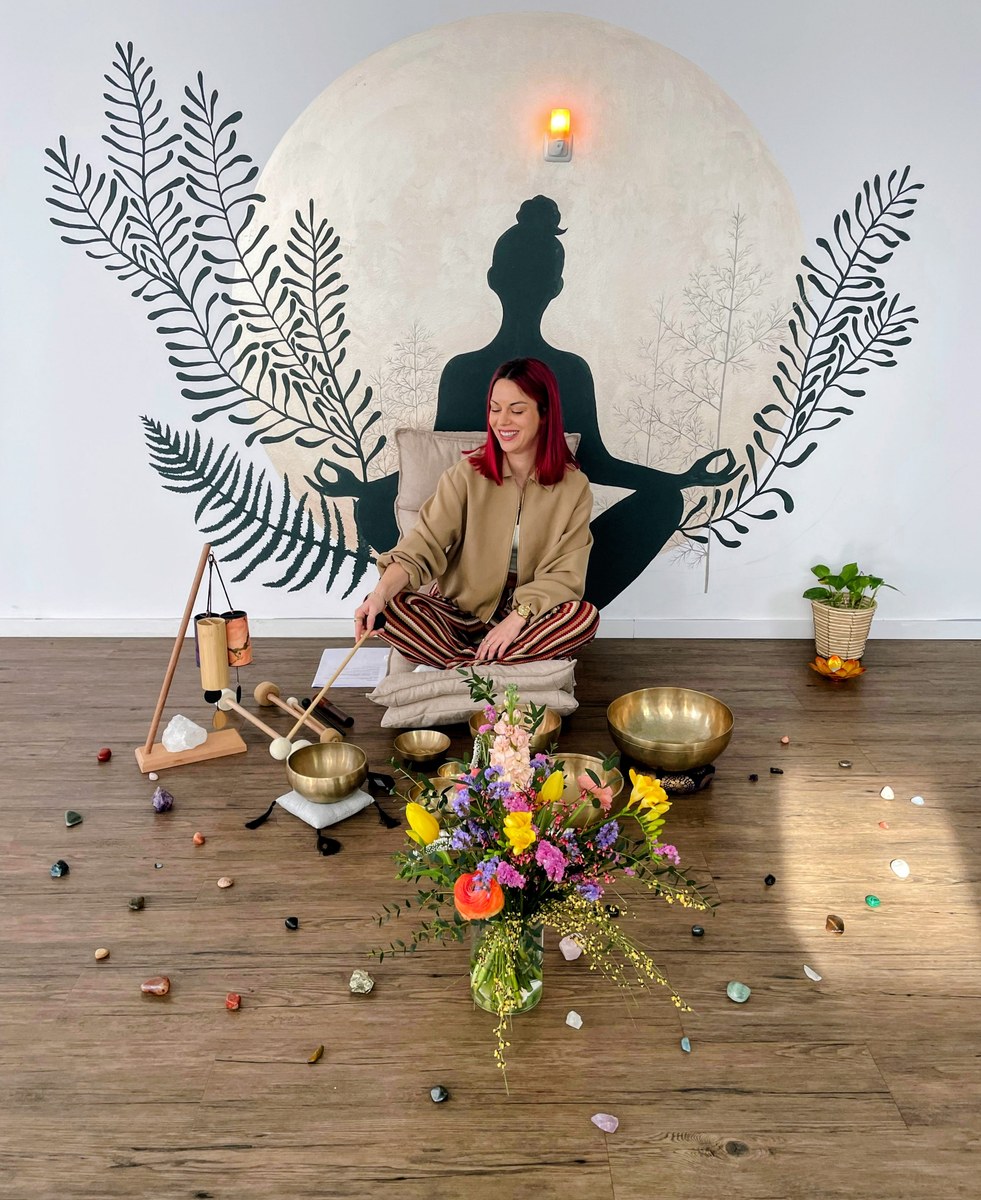 Martina bei der Klangmeditation mit Blumenstrauß im Joya Studio