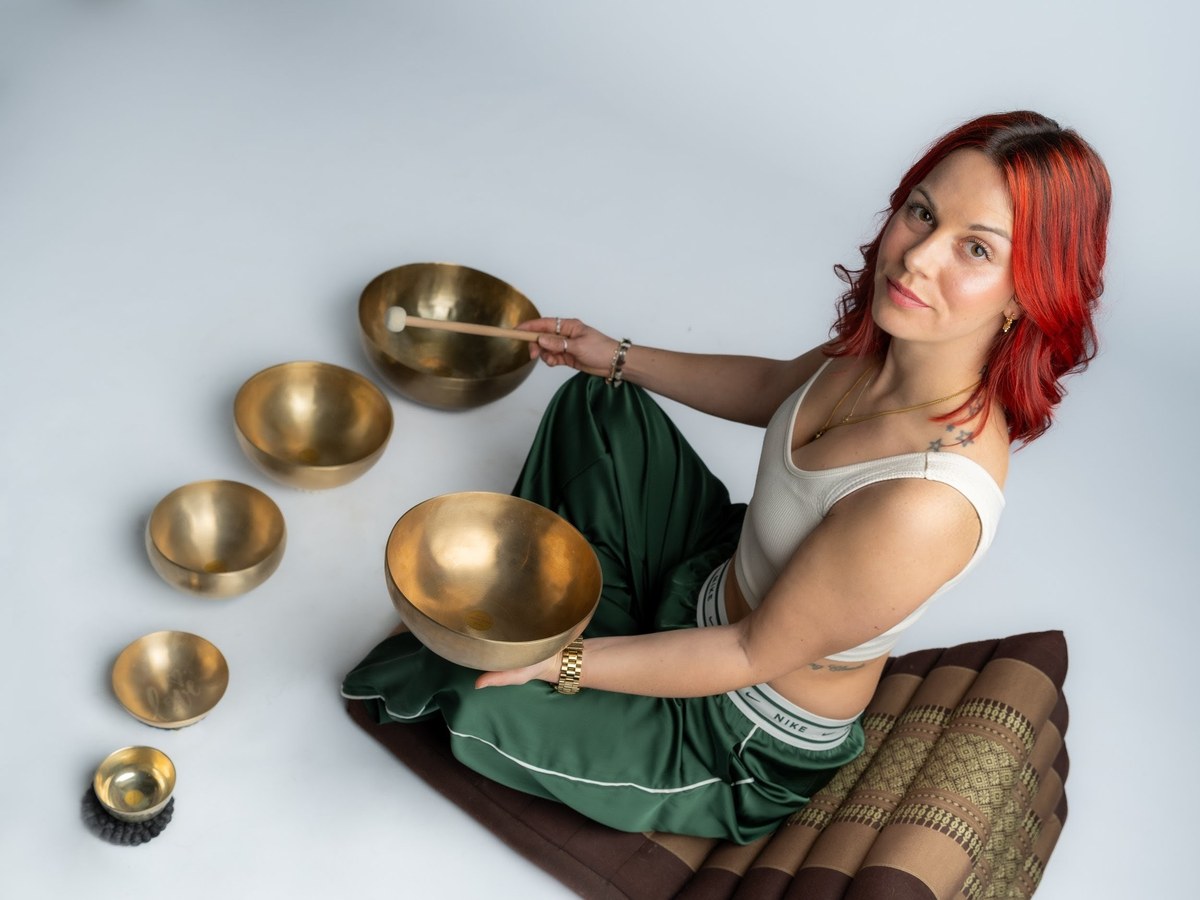 Martina mit Klangschalen im Joya Studio