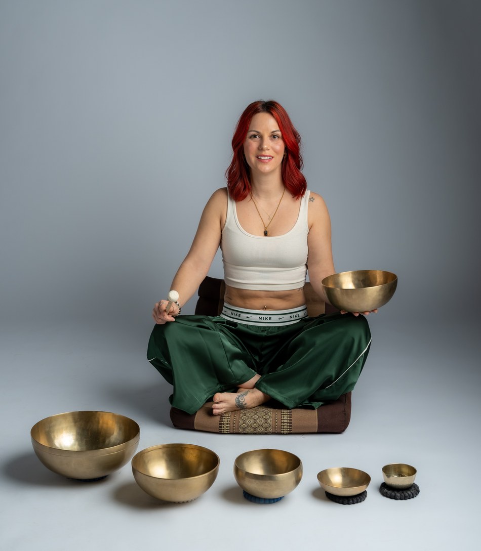 Martina im Joya Studio mit Klangschalen