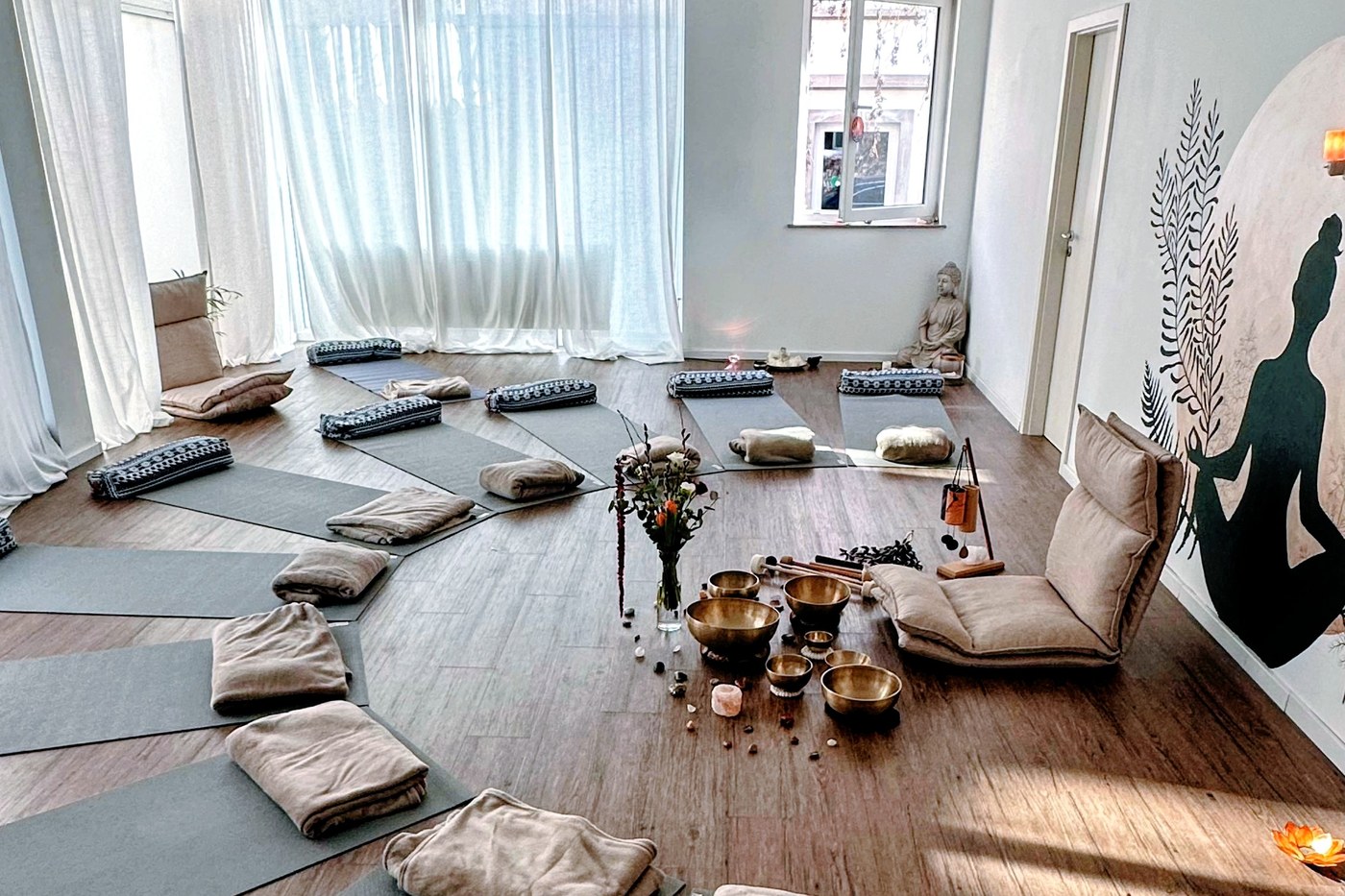 Klangmeditation im Kreis vorbereitet im Joya Studio